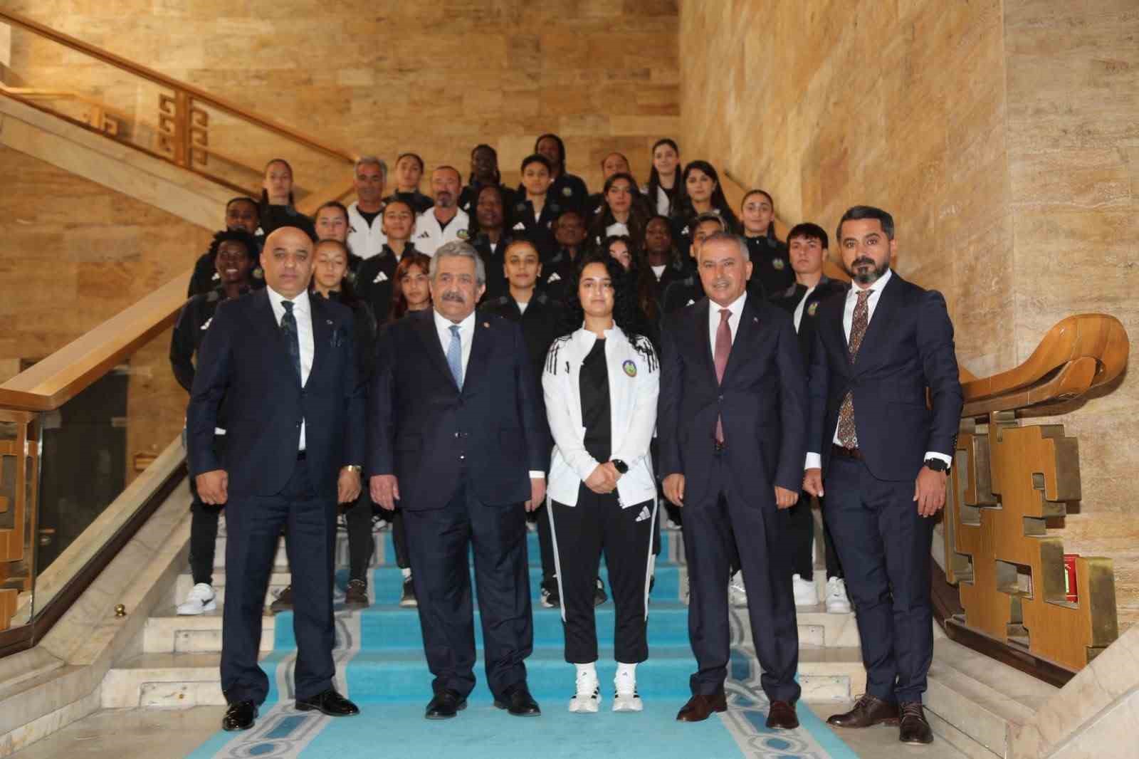 Yüksekova Spor Kulübü, MHP Genel Başkan Yardımcısı Yıldız’ı Ziyaret Etti