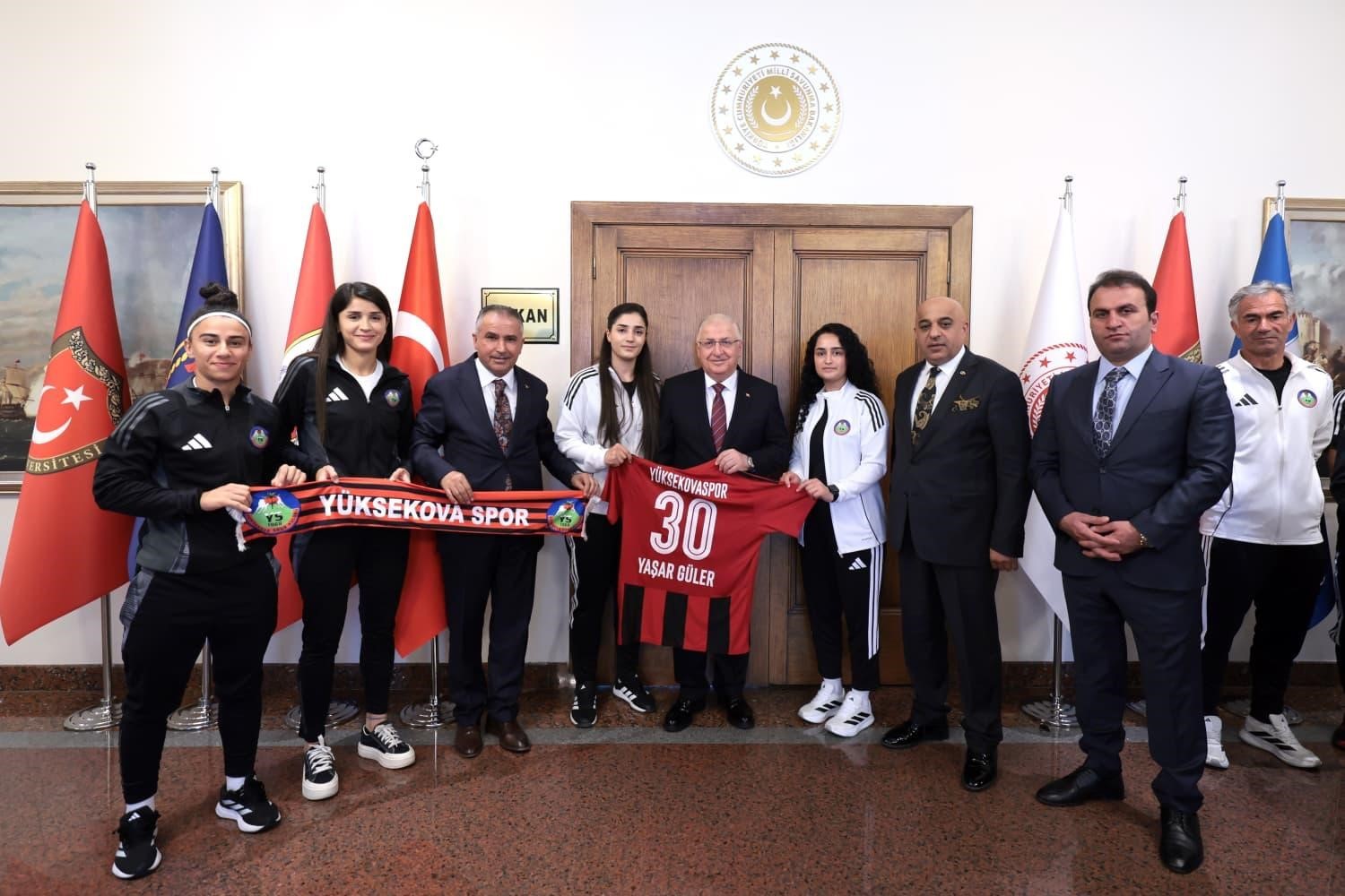 Yüksekova Spor Kadın Futbol Takımı'ndan Bakan Güler'e Sıcak Ziyaret