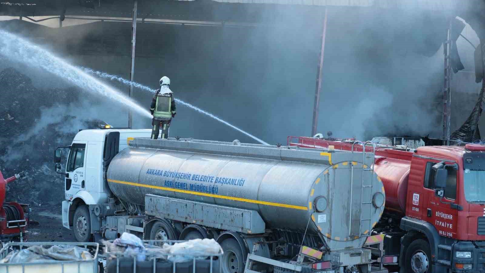 Ankara'da Geri Dönüşüm Merkezi Alev Alev