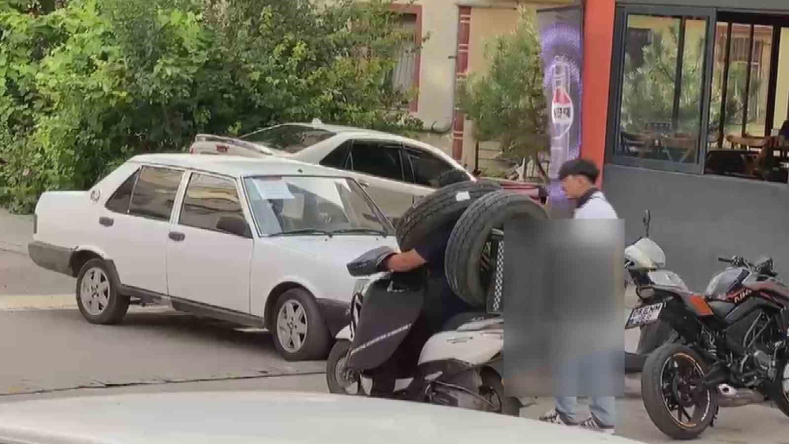 Lastik Taşırken Boynuna Asan Kurye, Trafiği Şaşırttı