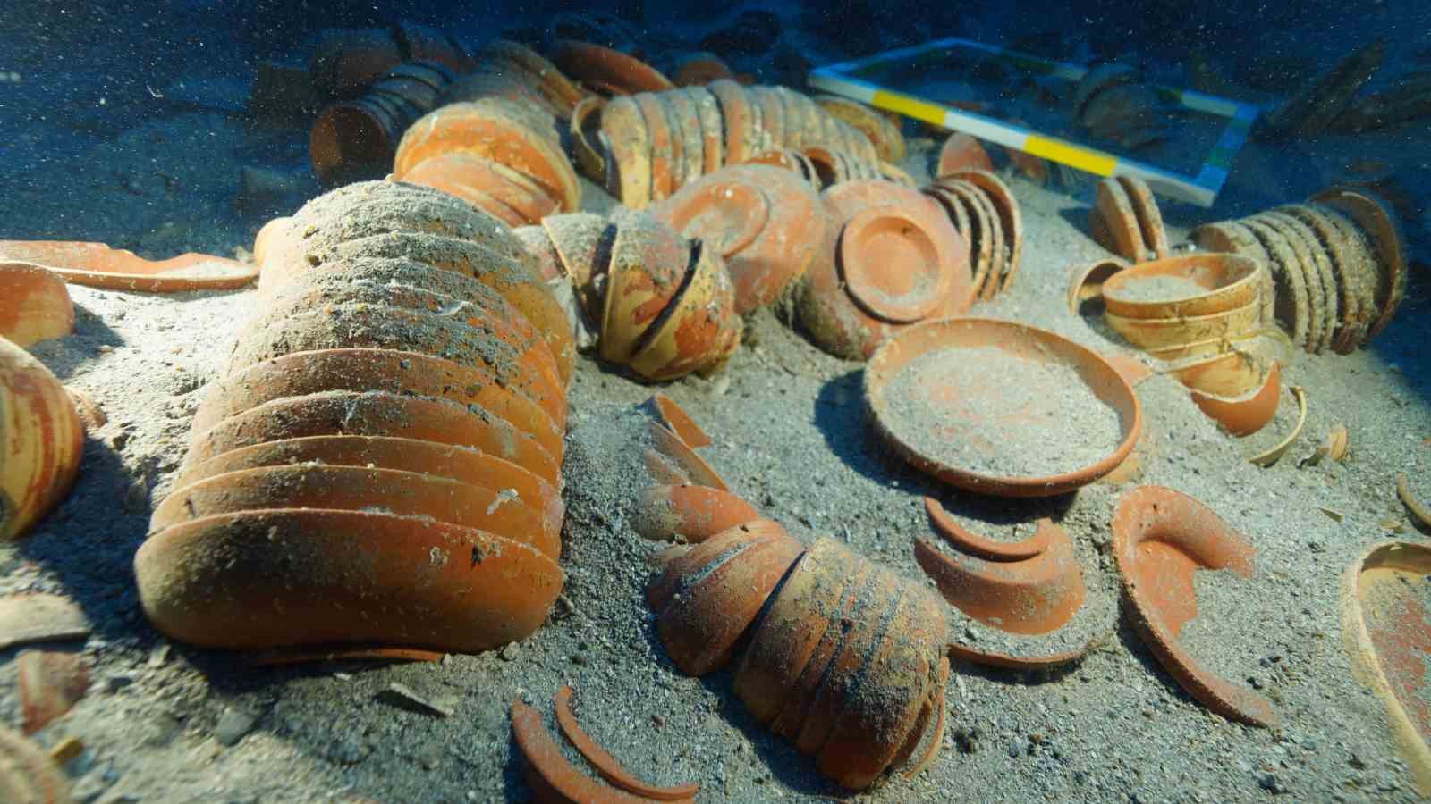 Antalya'da 2 bin 100 yıllık sofra takımı bulundu!