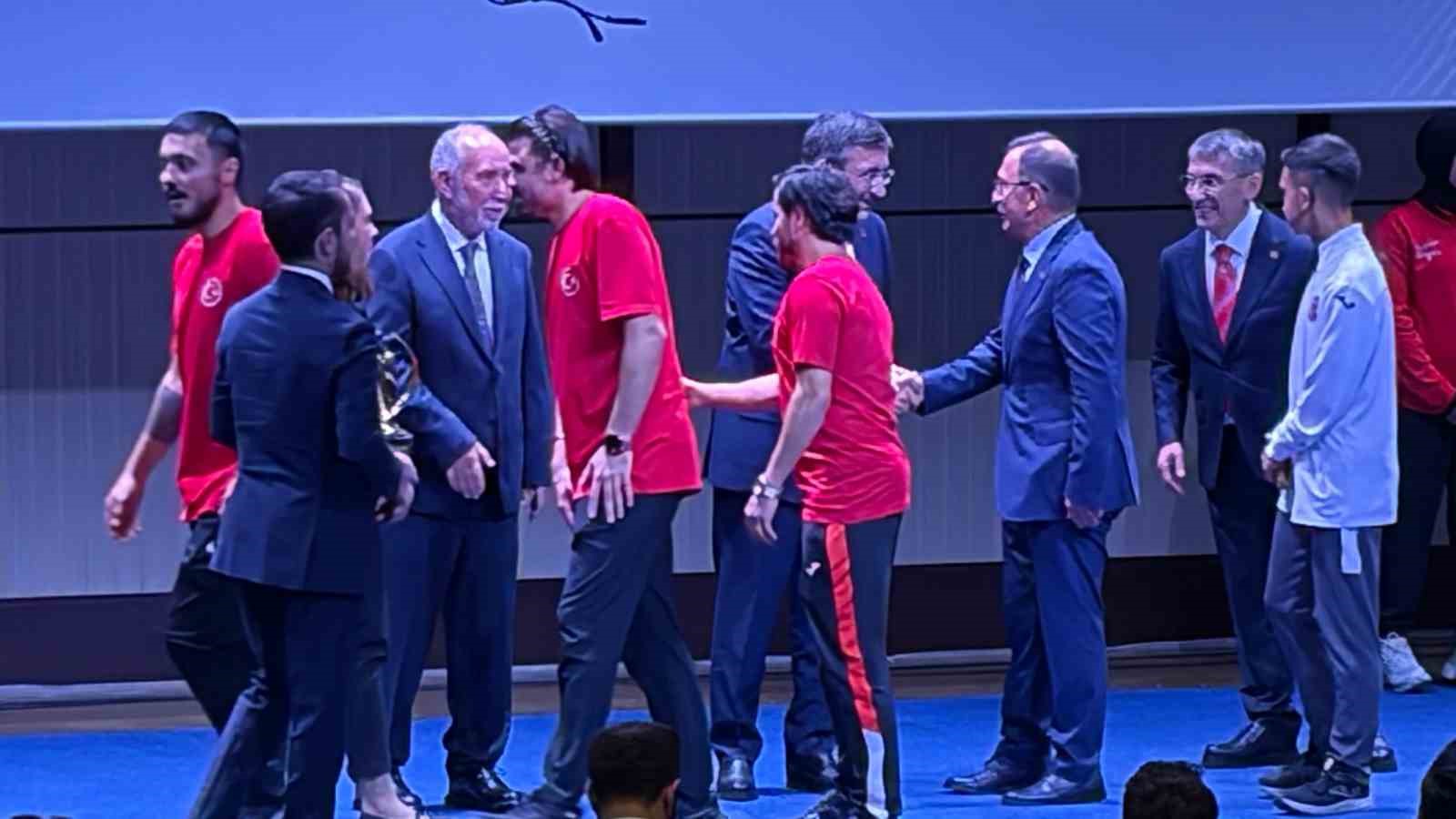 Cevdet Yılmaz: Türkiye'de 5 bin 555 Gençlik ve Spor Tesisi Var