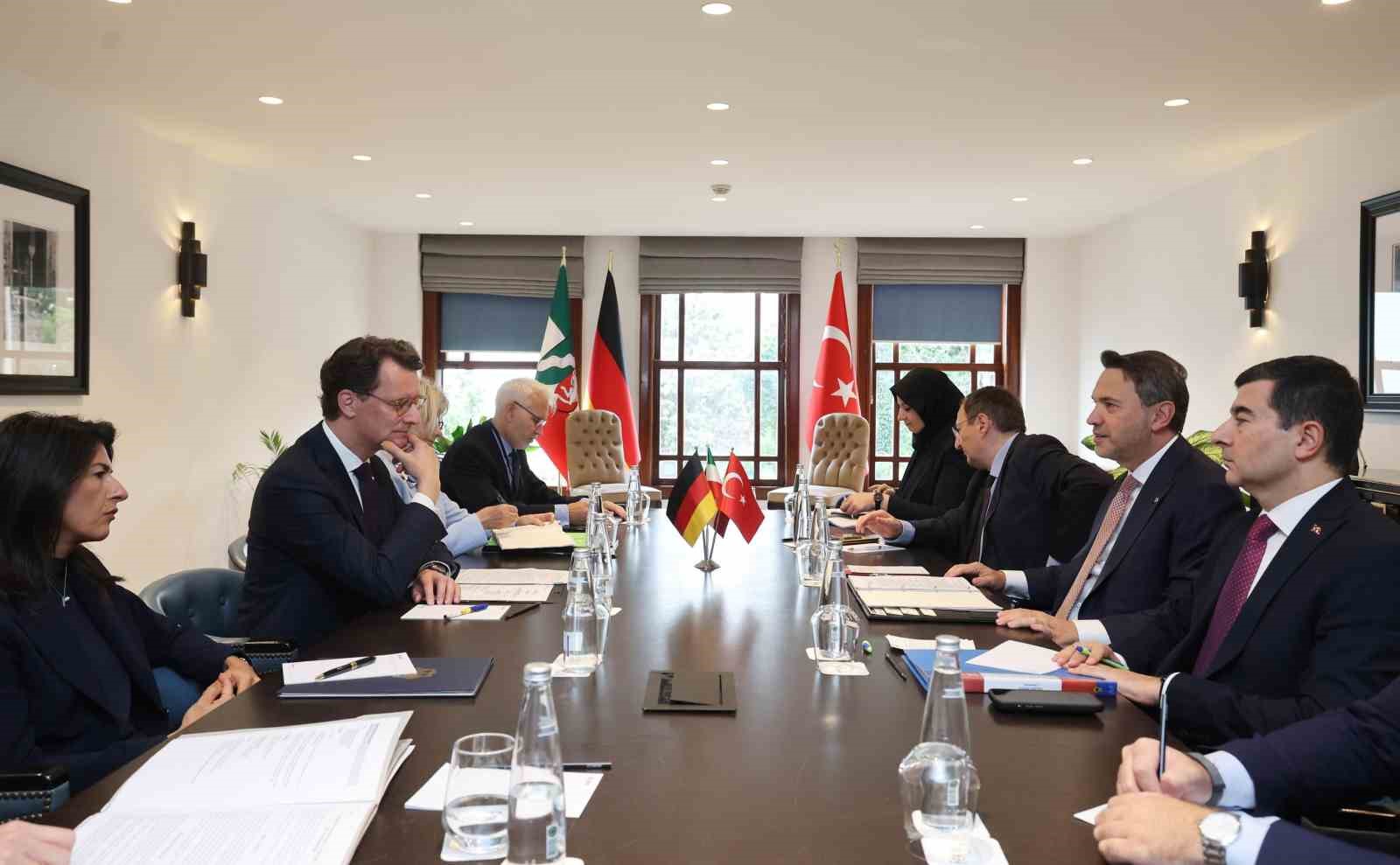 Bakan Bayraktar'dan Sürdürülebilir Enerji Yatırımları Vurgusu