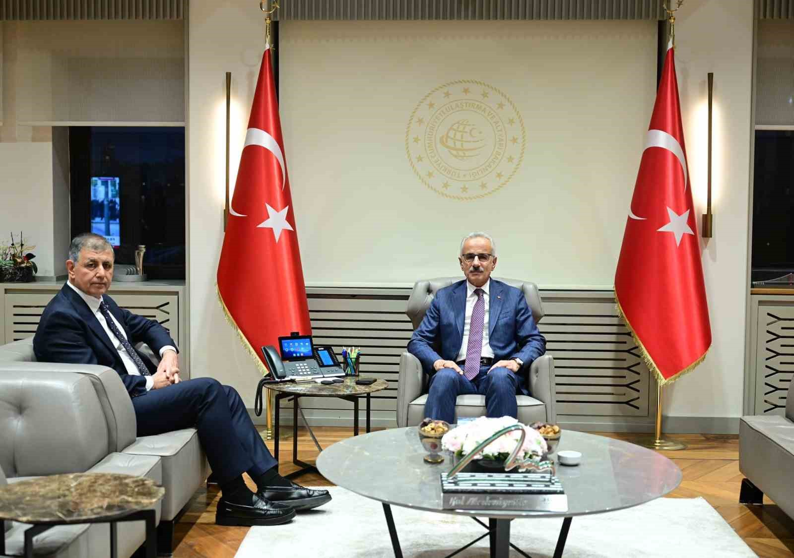 Bakan Uraloğlu, İzmir'in Ulaşım Sorunlarını Görüştü