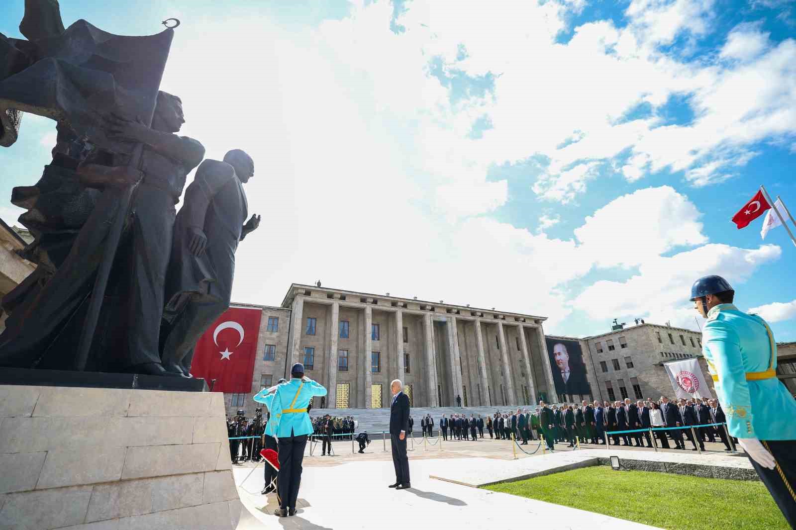 TBMM Başkanı Kurtulmuş, Atatürk Anıtı'na Çelenk Sunarak Yeni Yasama Yılına Merhaba Dedi
