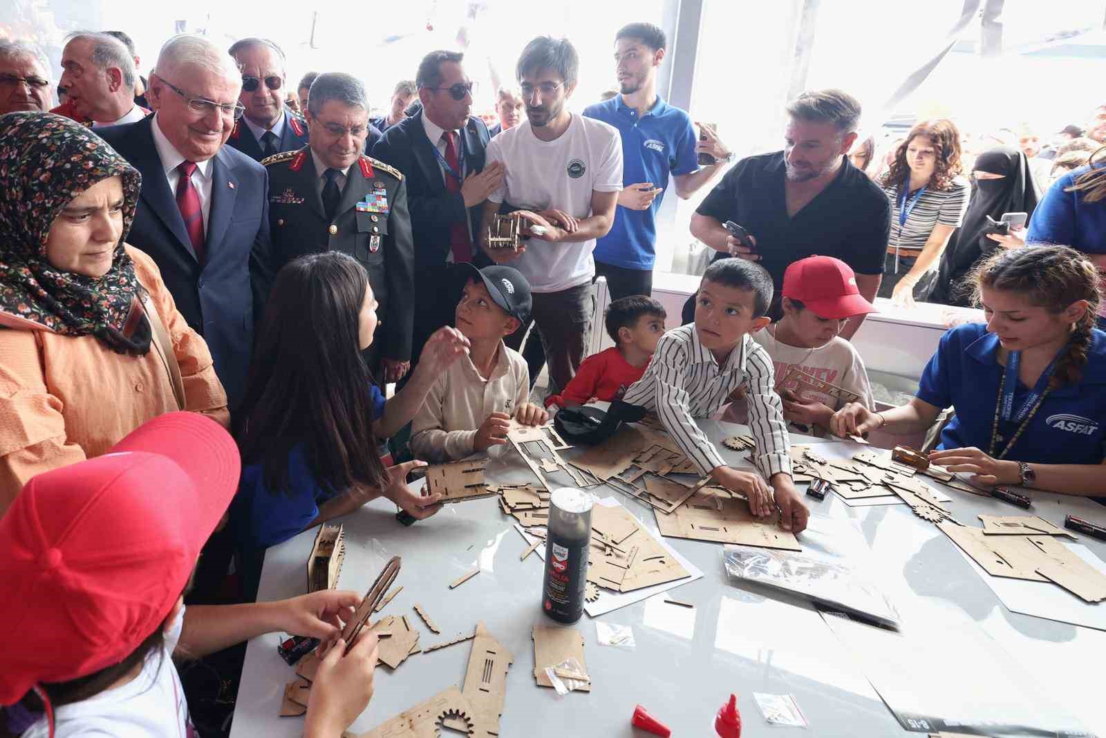 Bakan Güler, TEKNOFEST'te Gençlerle Buluştu