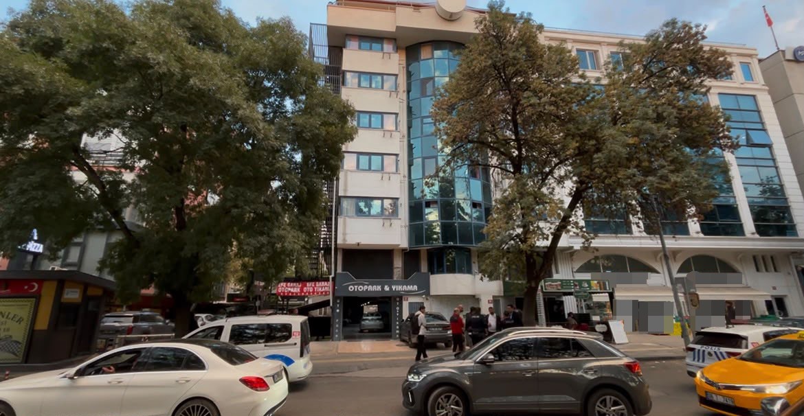 Ankara'da Bir Kadın Otelin 6. Katından Düşerek Ağır Yaralandı