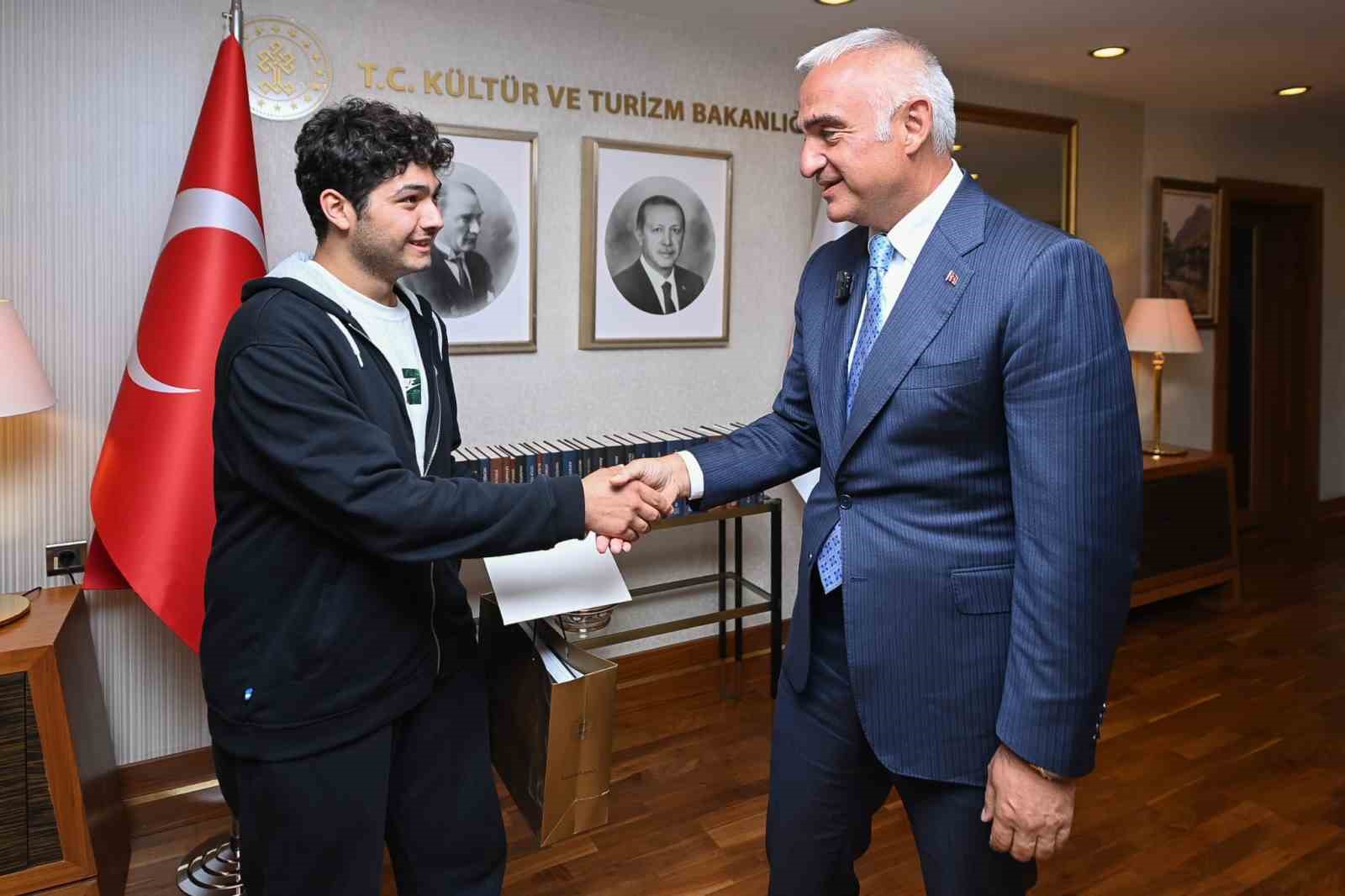 Zorlu koşullarda başarıya ulaşan gençle Bakan Ersoy buluştu