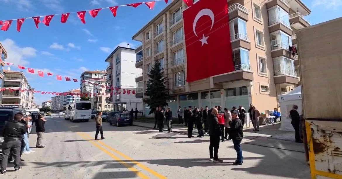 Şehit Polis Ahmet Türkoğlu’nun Baba Ocağına Türk Bayrağı İndirildi