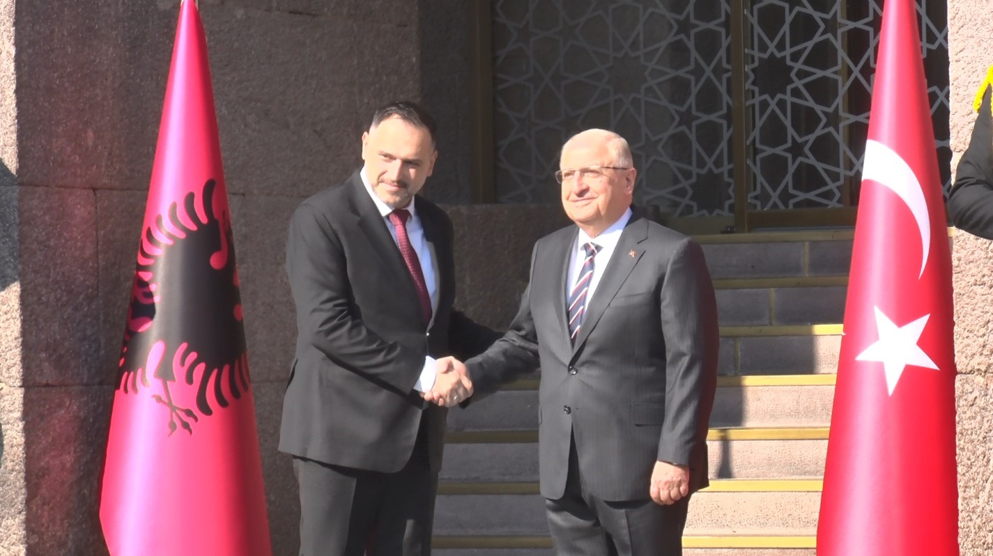 Ankara'da Savunma İş Birliği Görüşmesi: Bakan Güler, Arnavutluklu Mevkidaşı Nufi ile Buluştu