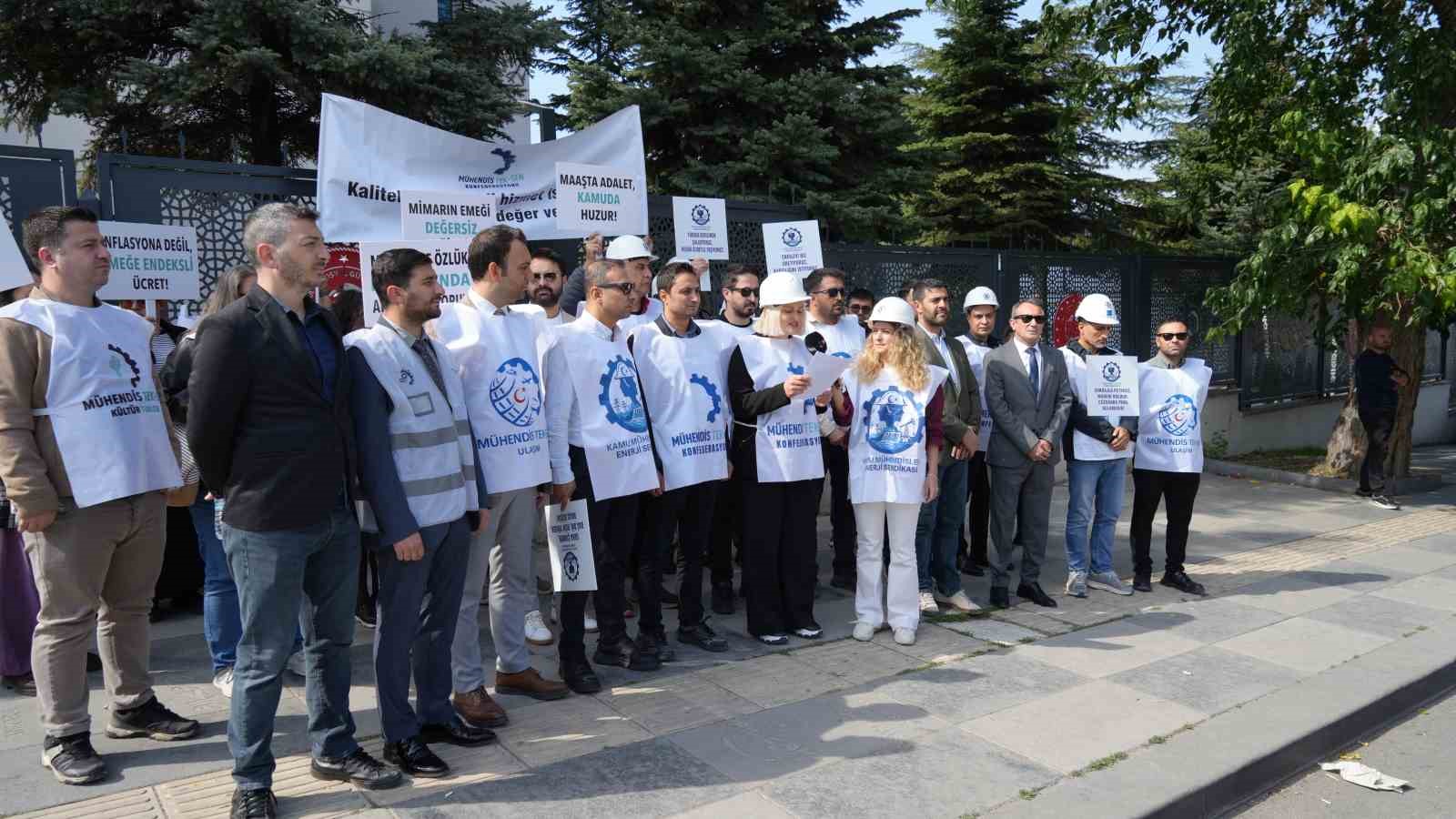 Kamu Mühendisleri Hakları İçin Bakanlık Önünde Toplandı