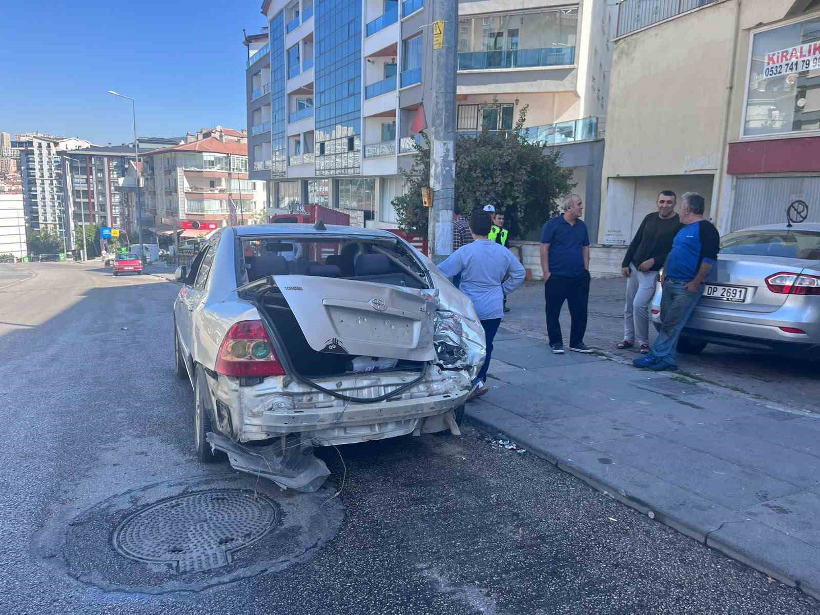 Ankara'da Freni Boşalan Kamyonet Park Halindeki Araçlara Çarptı