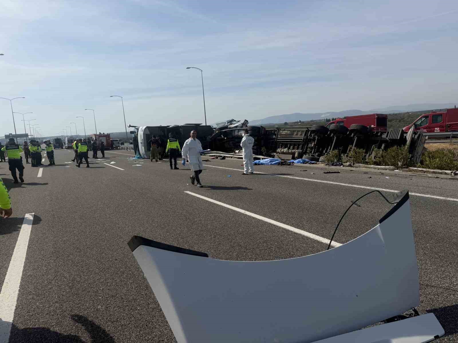 Akhisar'da Trafik Kazası: 11 Ölü, 37 Yaralı