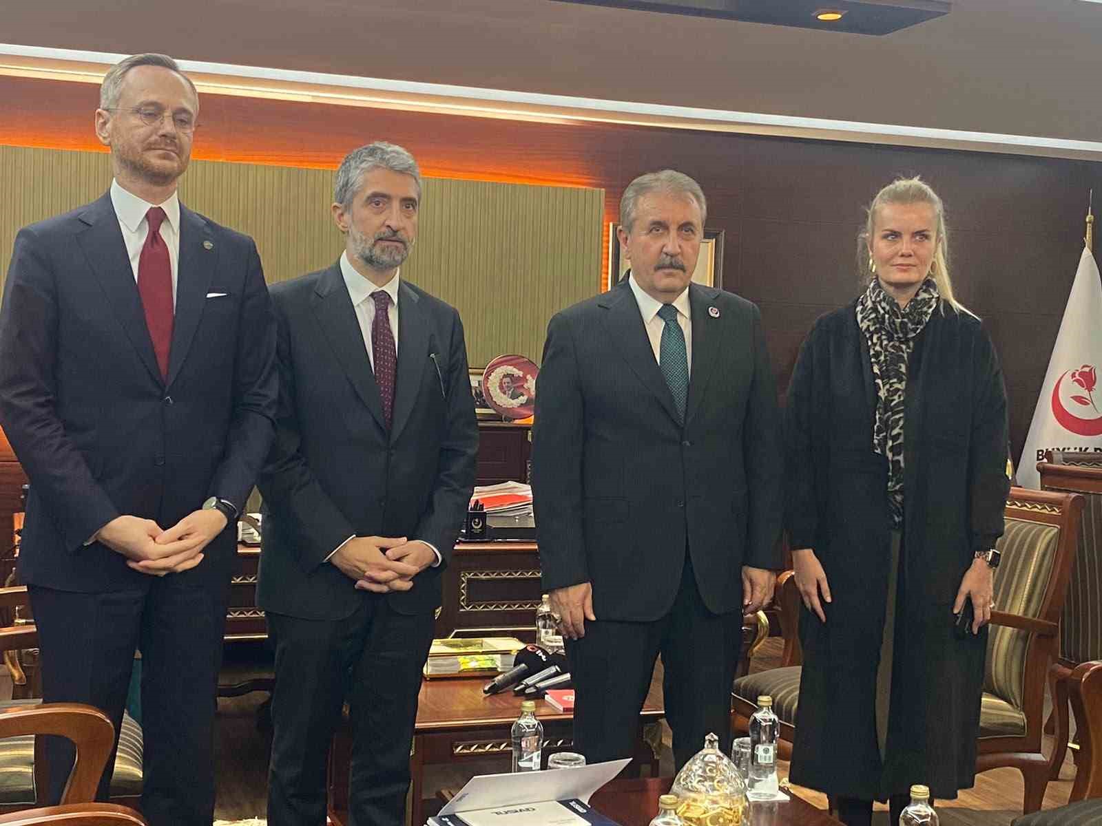 Pandemi ve Savaş Sürecinde Türkiye'nin Başarısı Vurgulandı