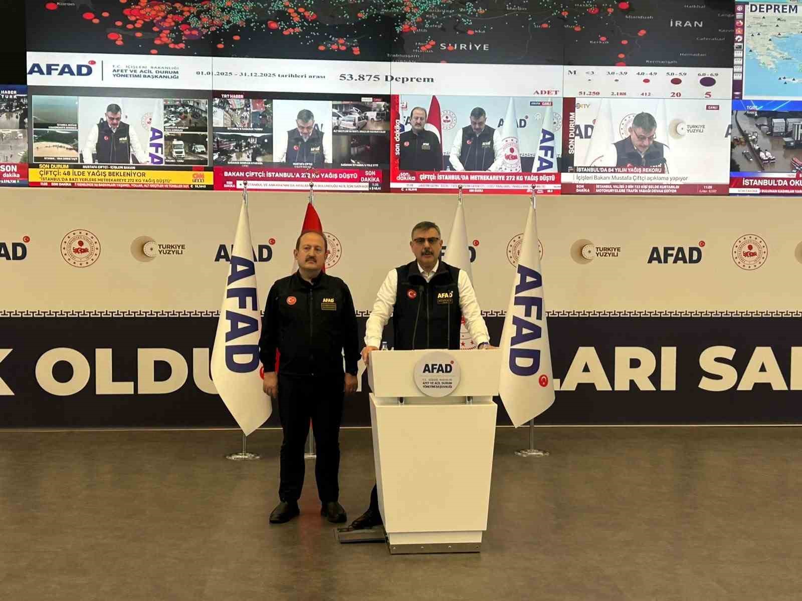 İstanbul'da Sel Felaketi: 2.727 Vatandaş Kurtarıldı, Eğitim Ara Verildi