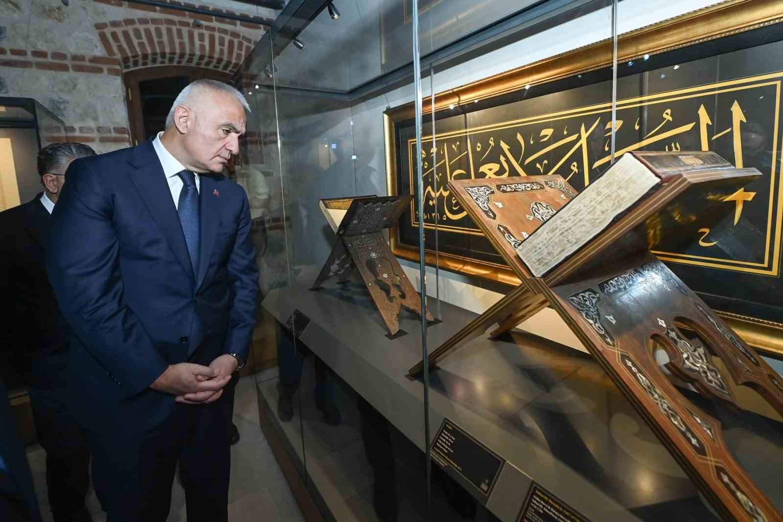Kabe'deki İmzası ile Türk Hattatından Eşsiz Bir Hediye