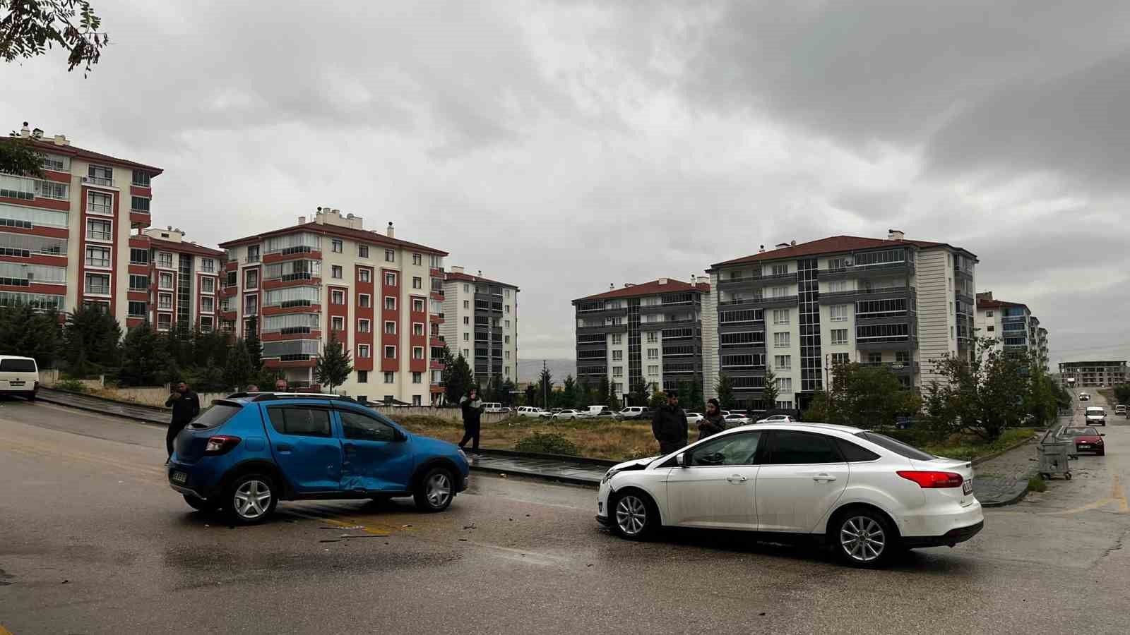 Ankara'da Trafik Kazası Maddi Hasarla Atlatıldı