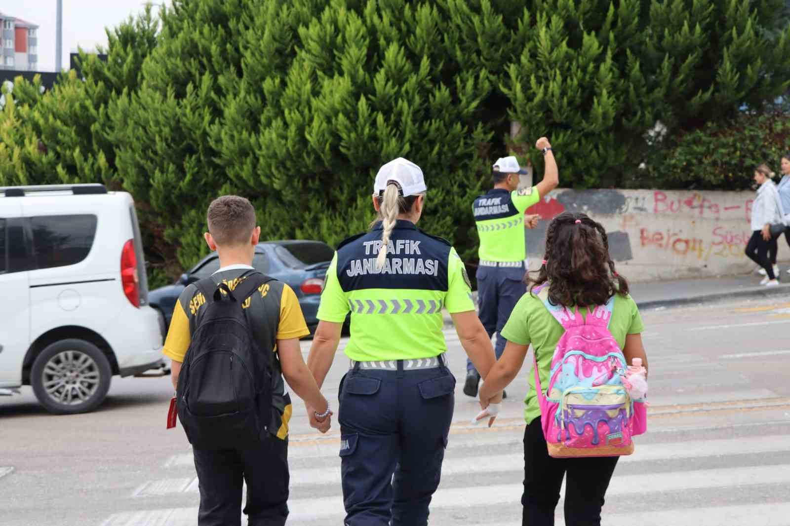 Ankara'da Okul Çevrelerinde Yoğun Denetim: 20 Günde 19 Bin 854 Kişi Sorgulandı