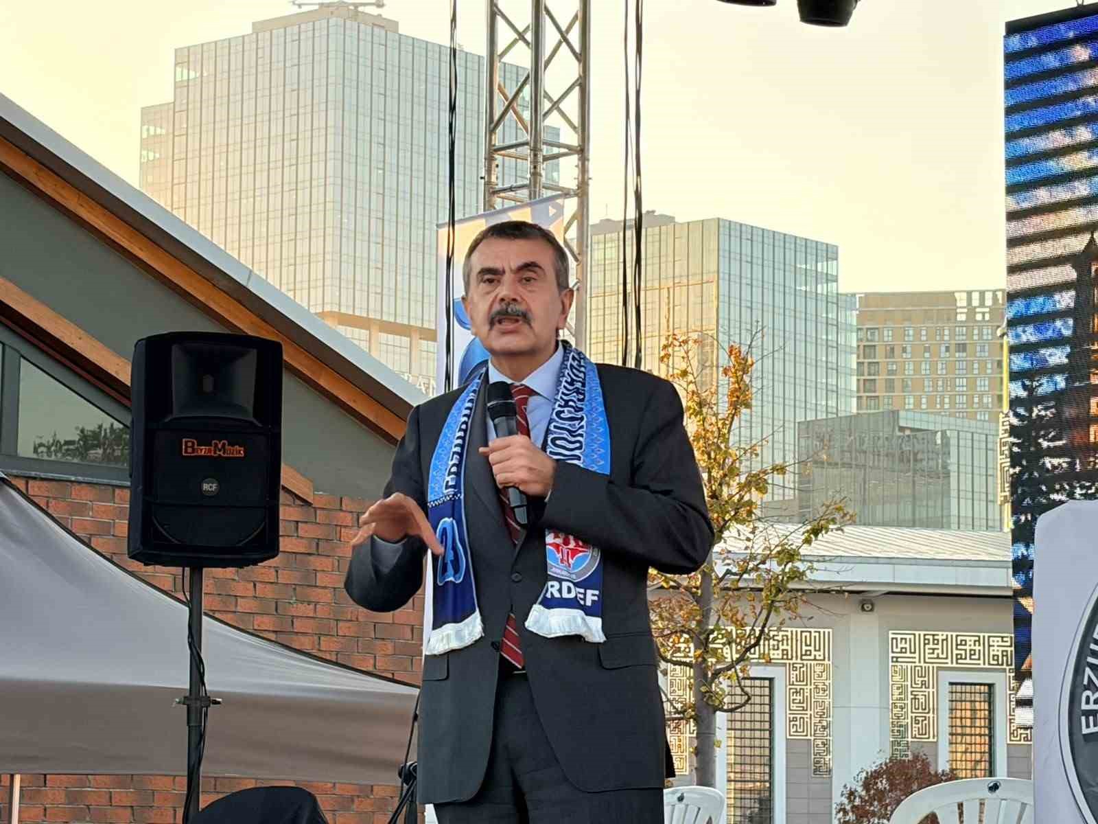 Bakan Tekin: "Sosyal medya, çocuklarımızın gelişimini tehdit ediyor"