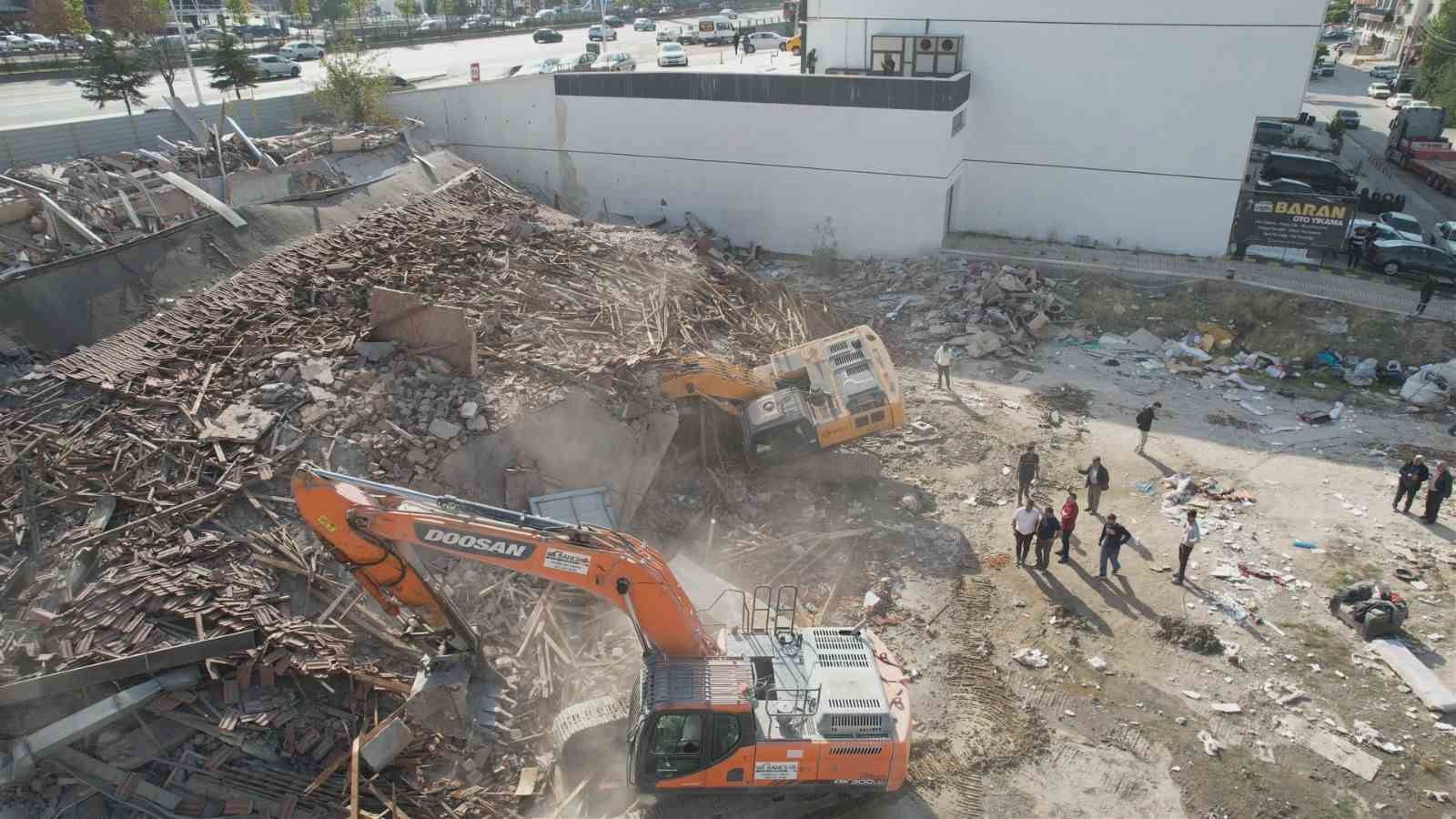 Pursaklar'da Yıkımde Kepçe Molozların Altında Kaldı