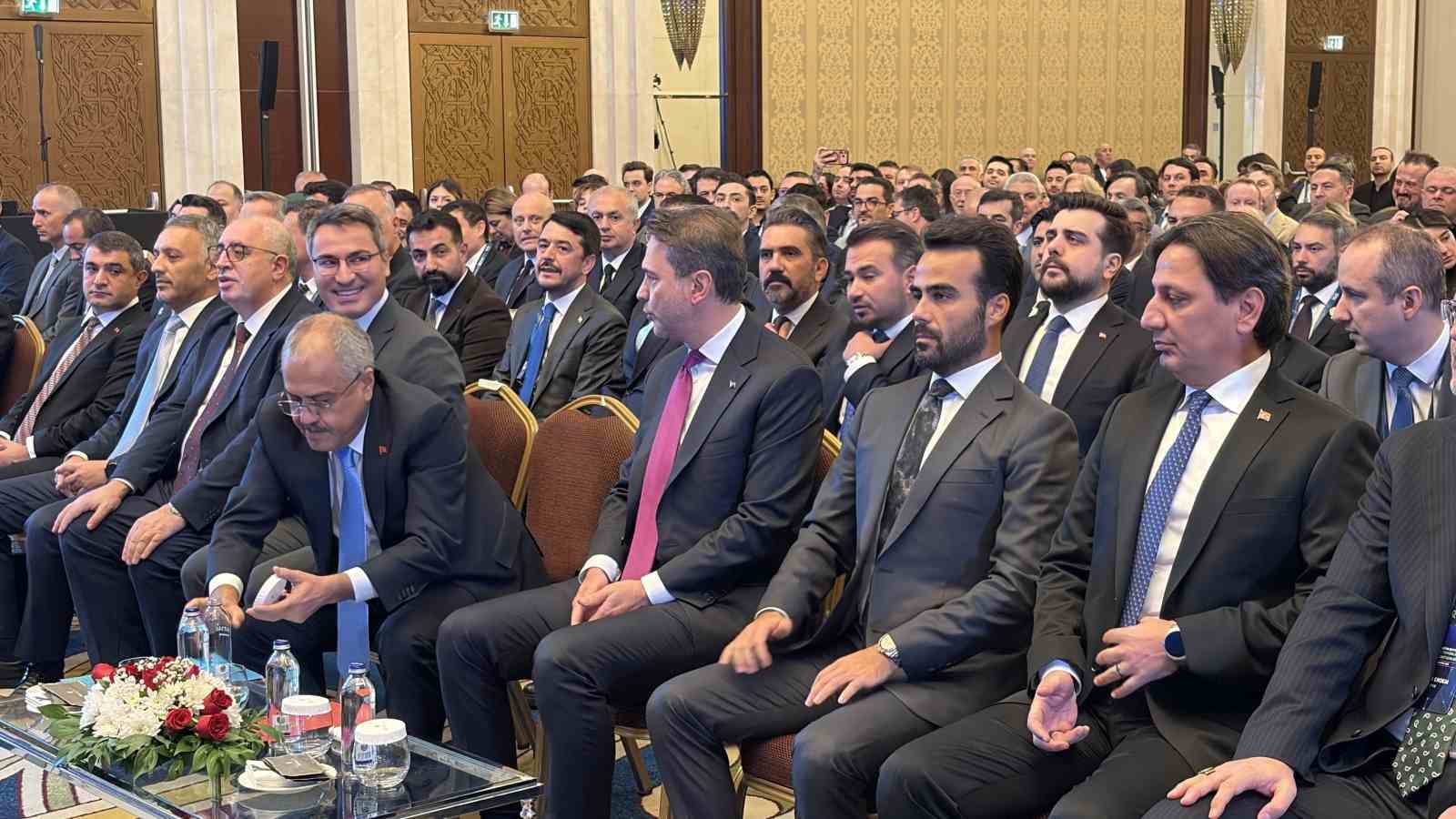 Bakan Bayraktar: "Milli Enerji 2040 ile 100 milyar dolarlık elektrik altyapı yatırımı planlıyoruz"