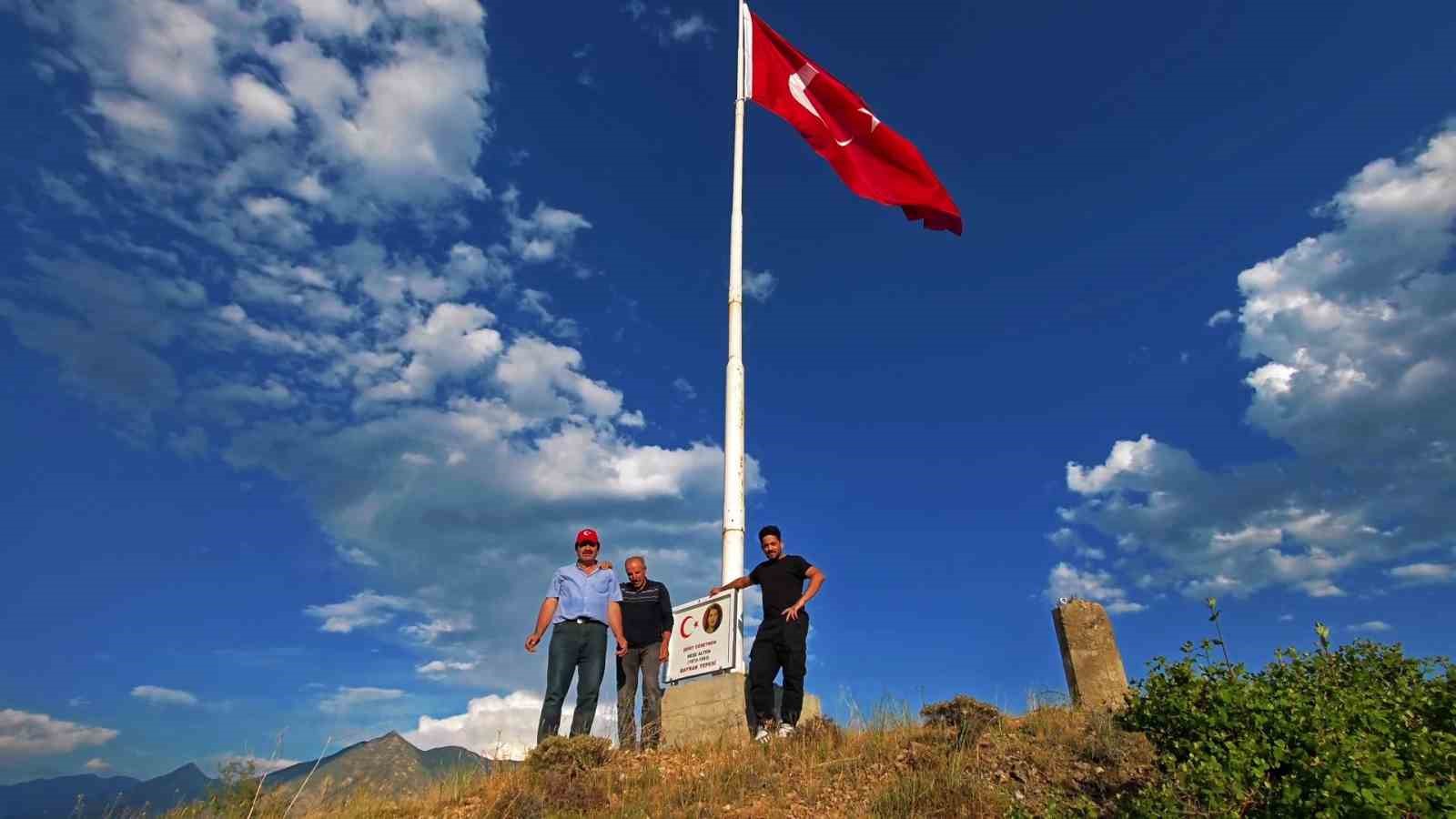 Bağcılar'da Şehit Öğretmen Neşe Alten'in Anısına Dev Türk Bayrağı