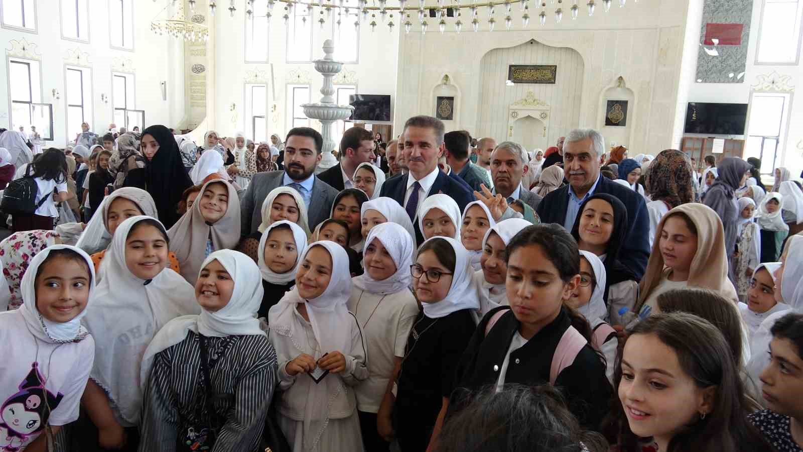 Erzurum'da 3 Bin Kız Öğrenci Camide Buluştu, Şenlik Alanına Dönüştü