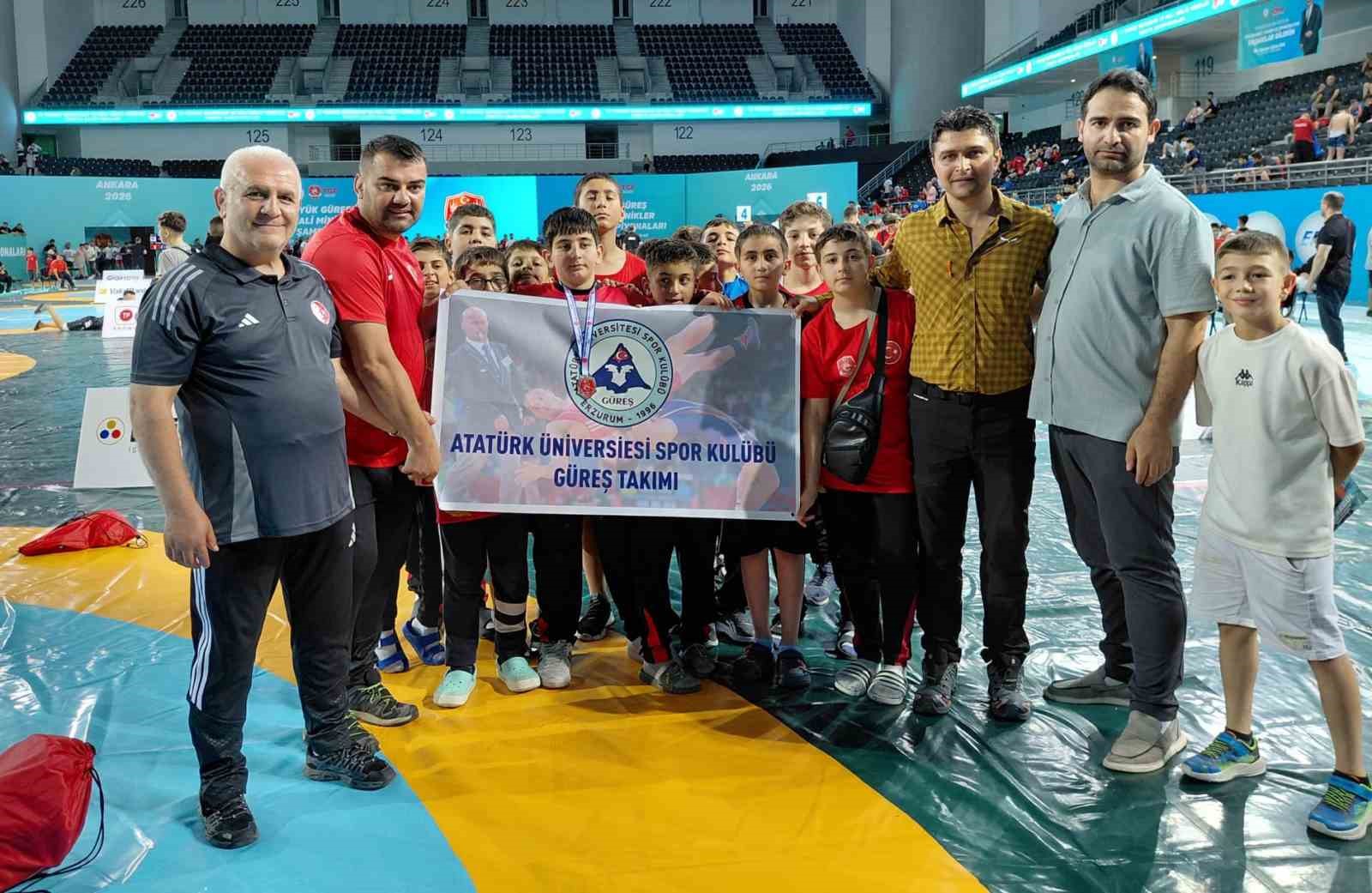 Bağcılar'da Güreşte Türkiye Şampiyonluğu Sevinci