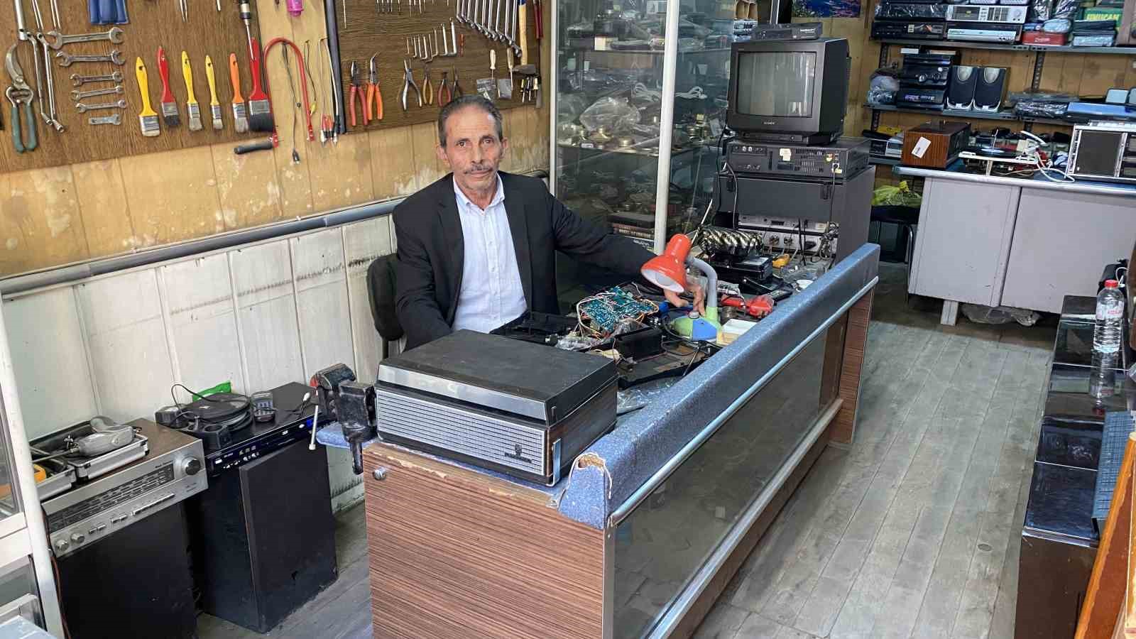 80’ler Sokağı’nda Bir Efsane: 74 Yaşındaki Necip Usta Geçmişi Onarıyor