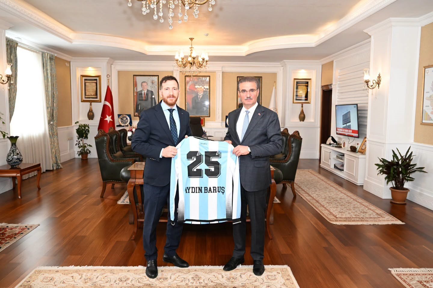 Başkan Dal, Vali Baruş’a 25 Numara Forma Hediye Etti