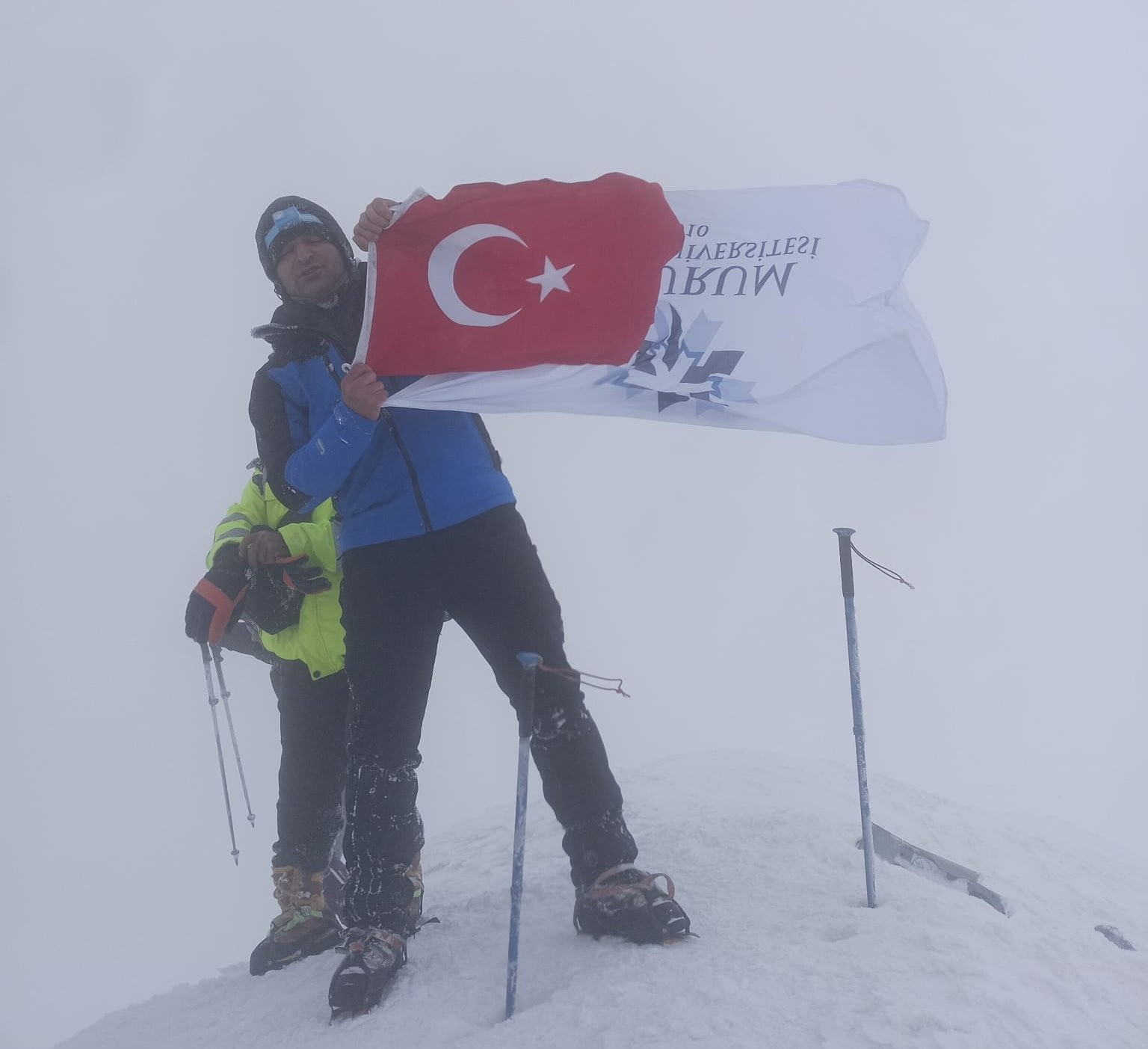 Ağrı Dağı’nda ETÜ Bayrağı Dalgalandı