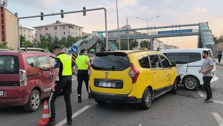 Zincirleme Kaza Anı Araç Kamerasında Ortaya Çıktı