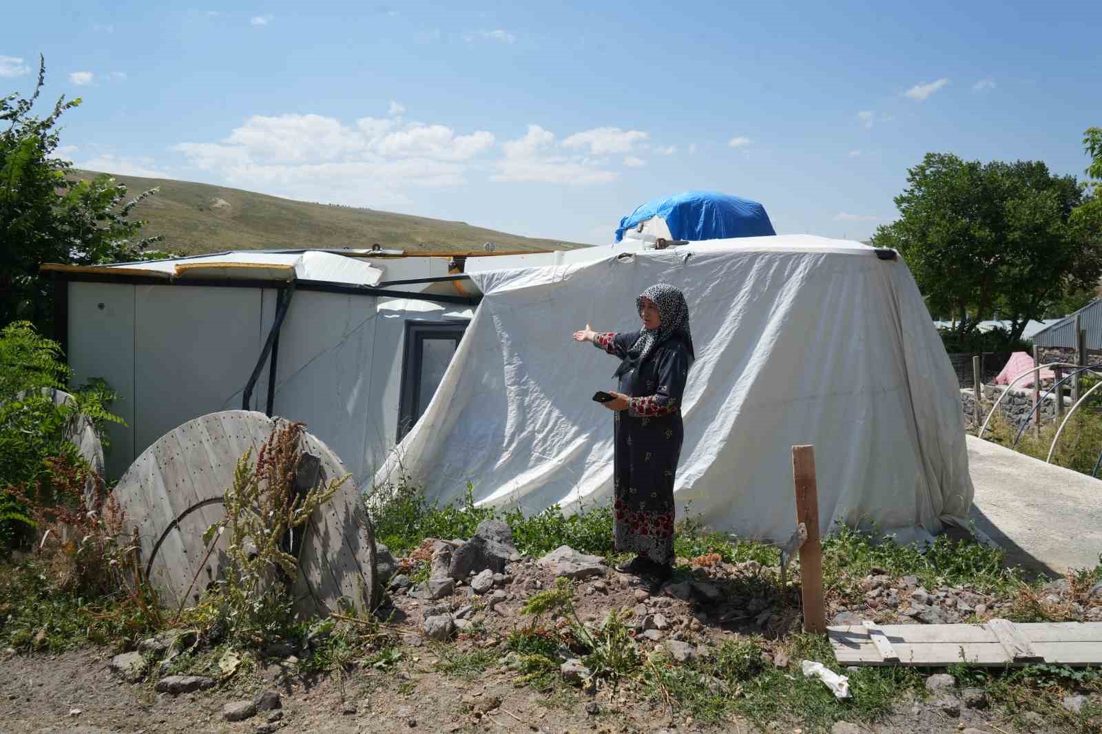 Hayalleri Yıkılan Çift: Prefabrik Evleri İlk Yağmurda Damladı, Sonra Çöktü