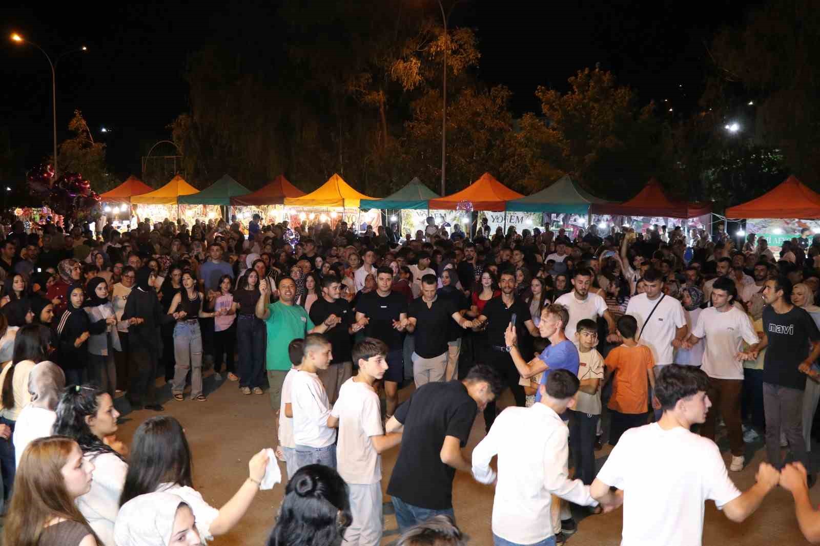 Oltu'da Festival Coşkusu Zirveye Ulaşırken Binlerce Kişi Bir Araya Geldi