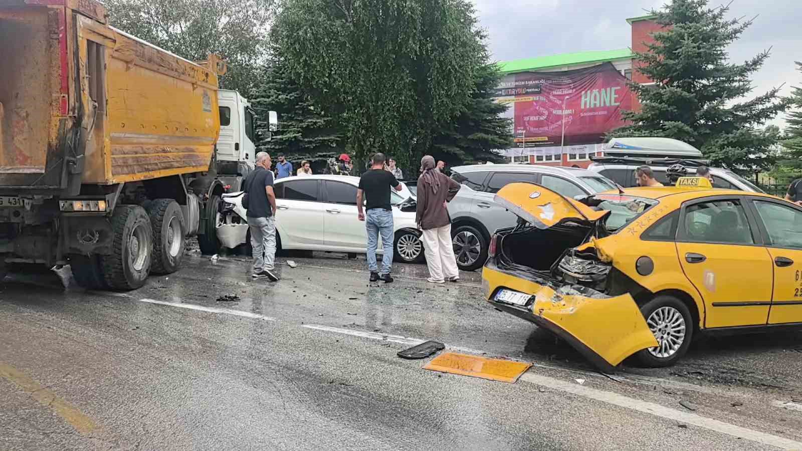 Erzurum'da zincirleme kaza: 5 yaralı, 10 araç hasar gördü