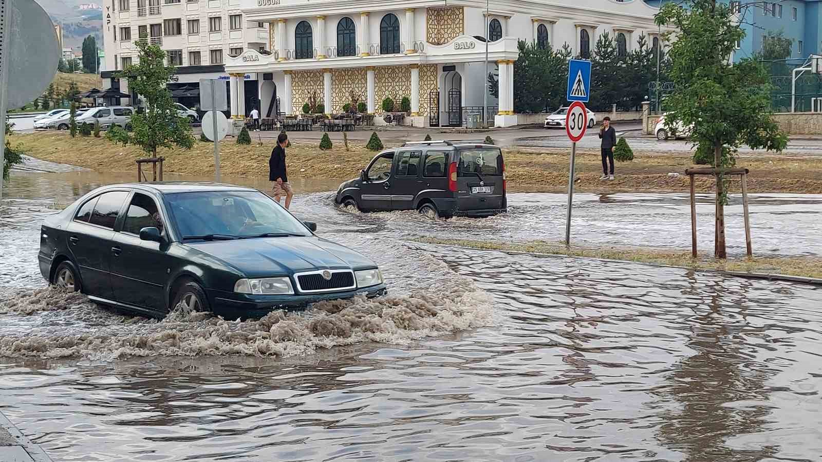Erzurum'da Kısa Sürede Yağmur, Trafiği Çökertti