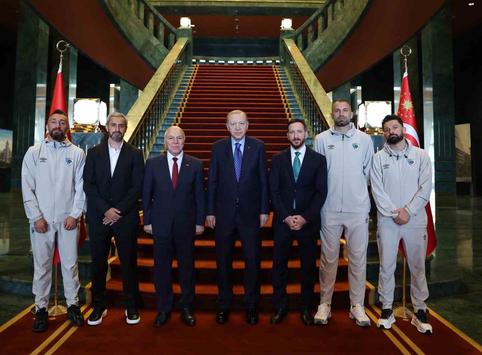 Cumhurbaşkanı Erdoğan, Erzurumspor FK'yı Külliye'de Ağırladı