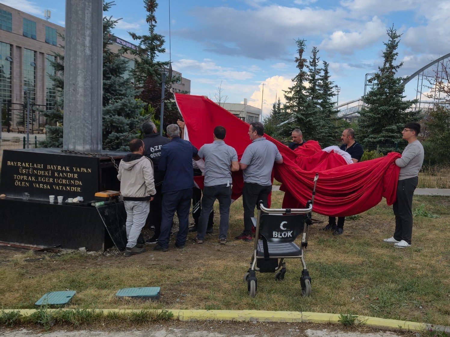 Bağcılar'da Bayrak Sevgisi: Vatandaşlar Ele Ele Verdi