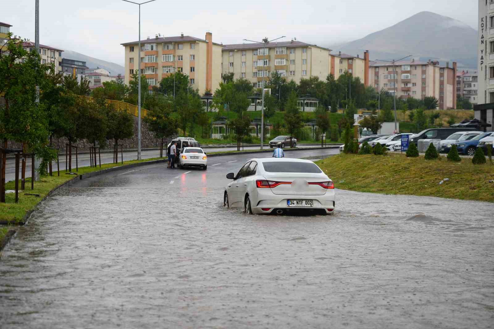 Erzurum'da Sağanak Yağış Hayatı Olumsuz Etkiledi