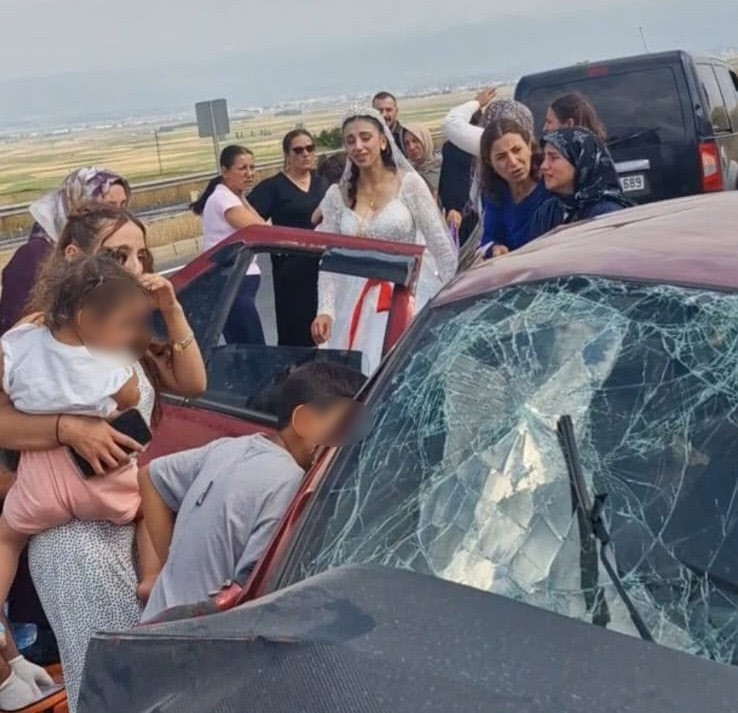 Erzurum'da Düğün Konvoyunda Feci Kaza: İki Can Gitti