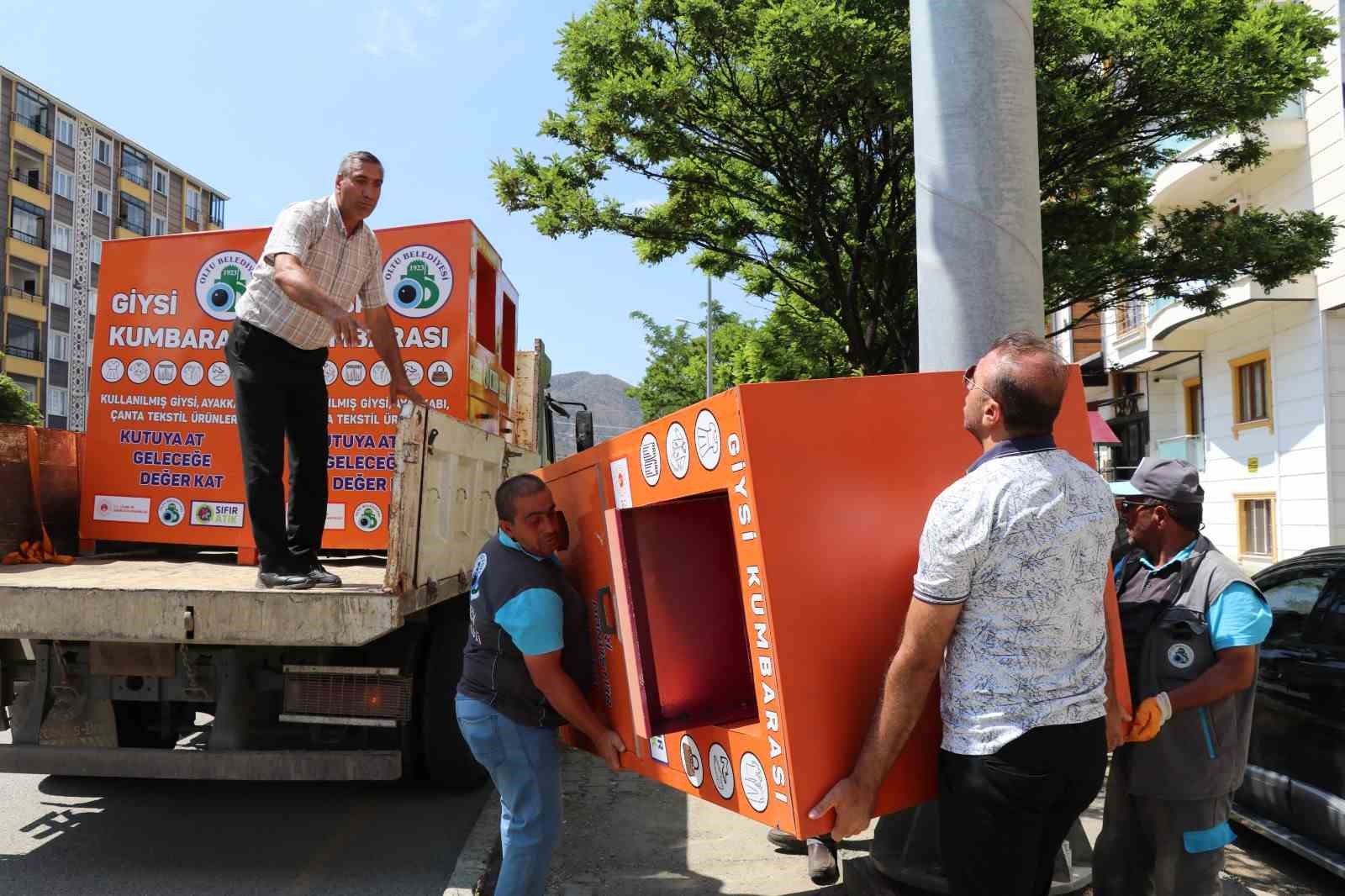 Oltu'da Giysi Kumbaraları İle Geri Dönüşüm Seferberliği