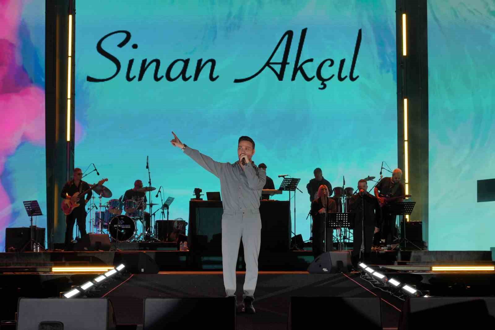 Sinan Akçıl, Erzurum'da Coşku Dolu Bir Konser Verdi