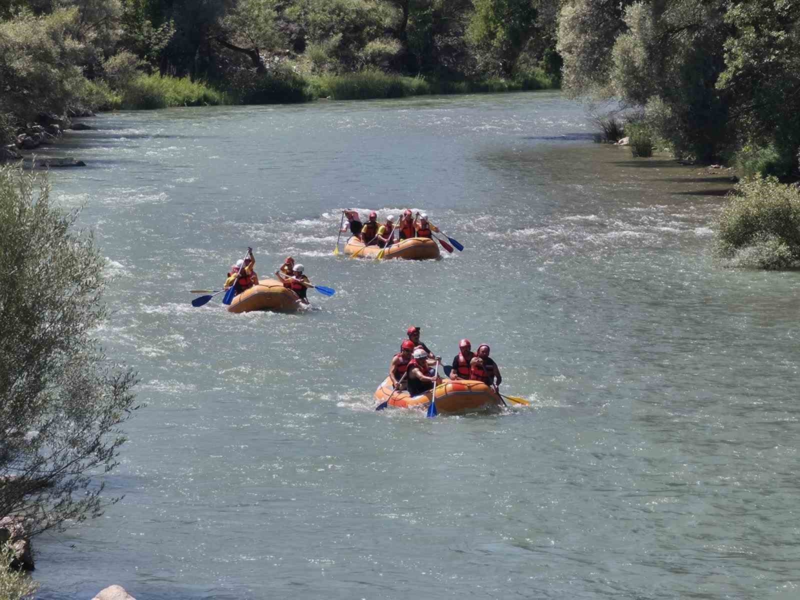 Erzurum'un Rafting Yarışları: Alabora Botlar ve Heyecan Dolu Anlar