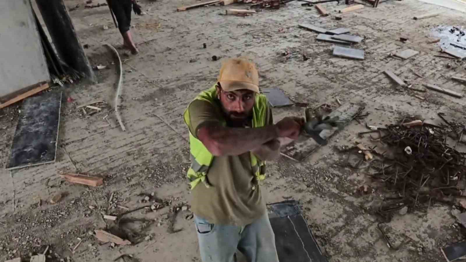 Dronla karşılaşan işçi aniden korktu, arkadaşları kahkahaya boğuldu
