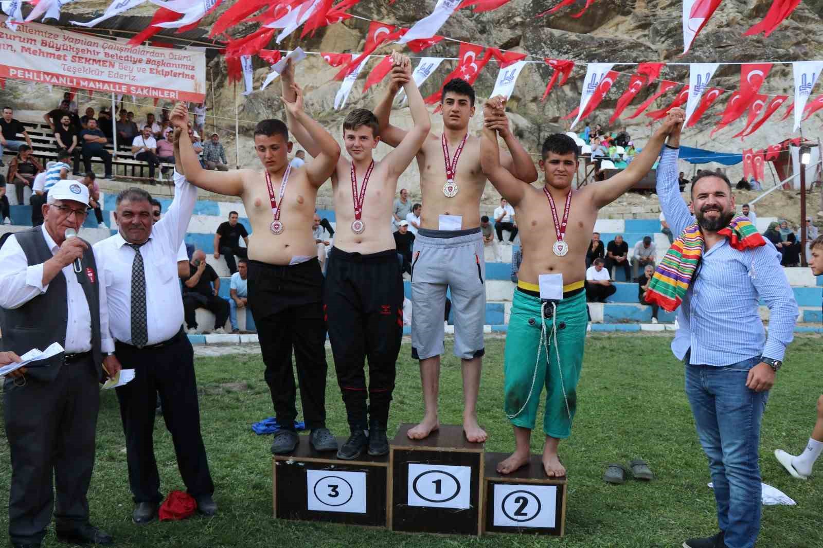 Pehlivanlı Mahallesi'nde Geleneksel Karakucak Güreşleri Coşkuyla Yapıldı