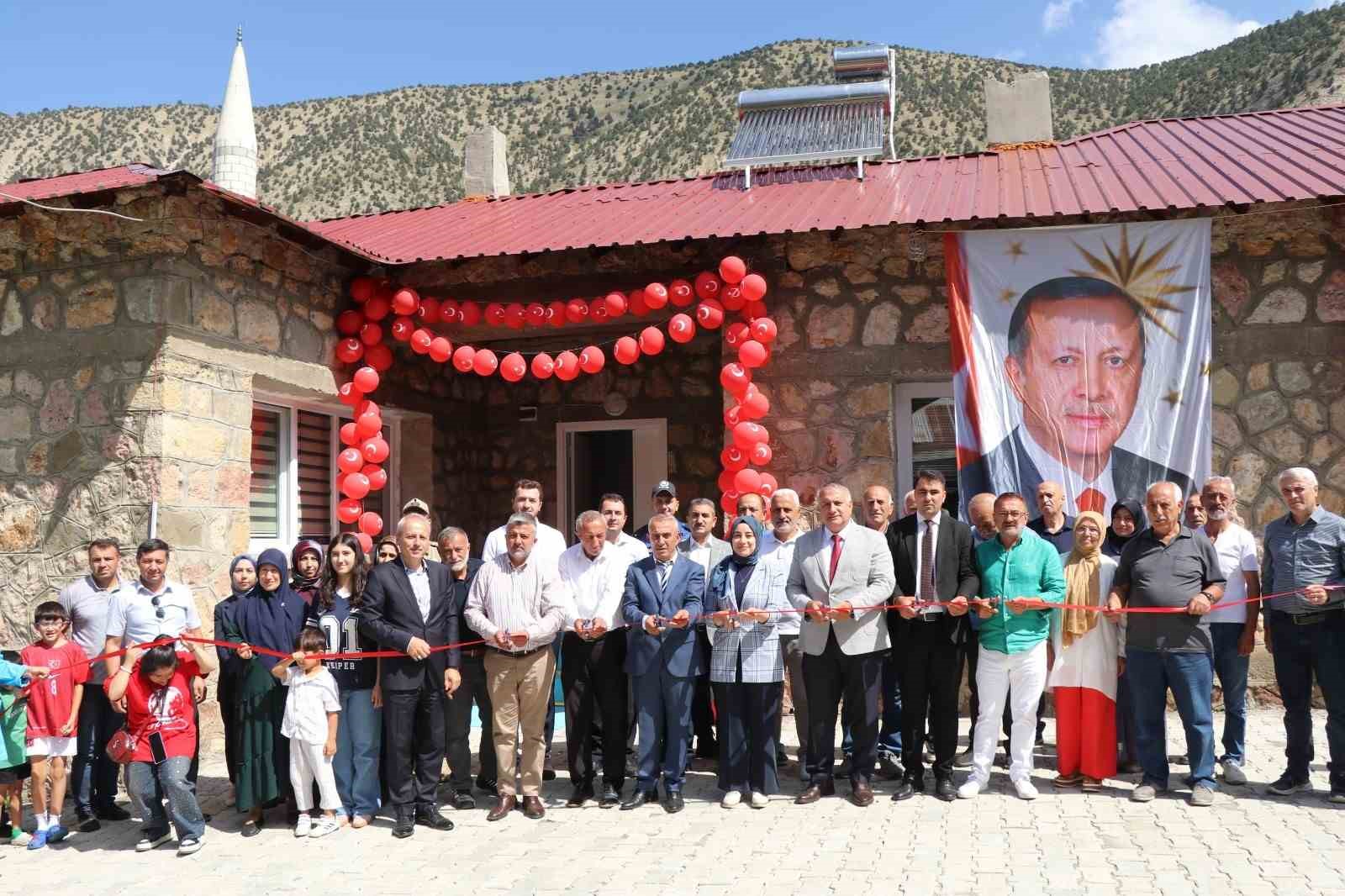 Kaban Mahallesi'nde Köylüler Birlikte Eski Okulu Yeniledi