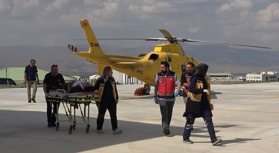 Traktörün Altında Kalan Genç İçin Ambulans Helikopter Havalandı