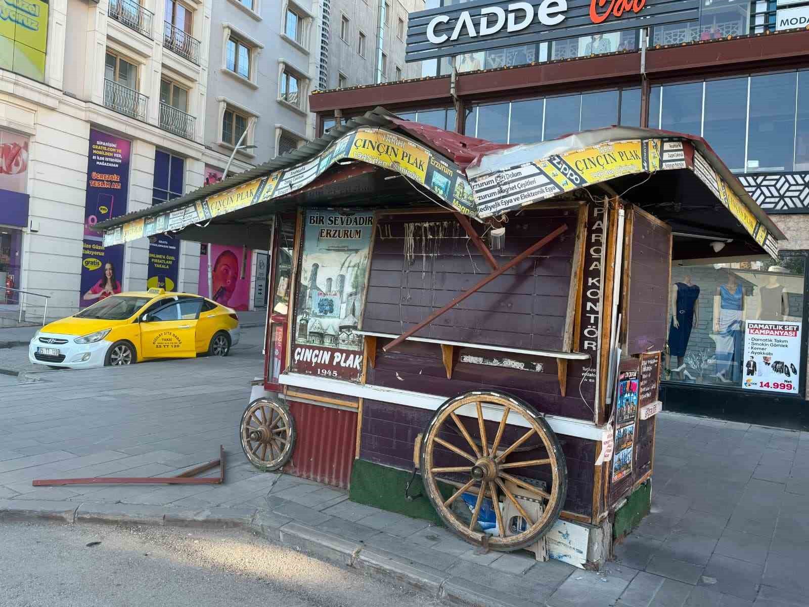 Gece Saatlerinde Tarihi Büfeye Otobüs Çarptı