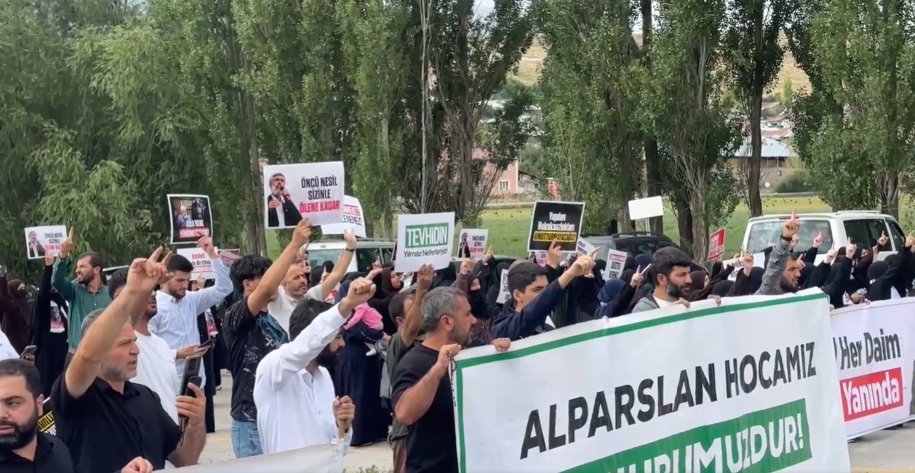 Kuytul Taraftarları Erzurum’da Cezaevi Önünde Sloganlarla Seslerini Duyurdu