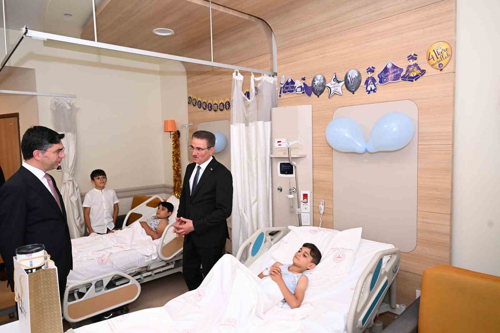 Vali Baruş'tan Sünnetli Çocuklara Moral Ziyareti